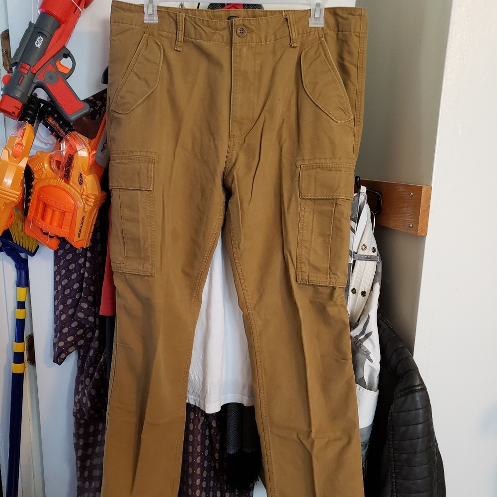 Lightly worn, sturdy Old Navy cargos 38x32